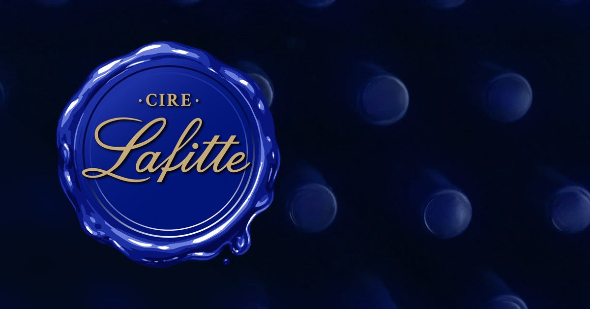 Le logo Cire Lafitte en avant et en fond des bouteille aligné avec de la cire bleu sur le goulot.  
