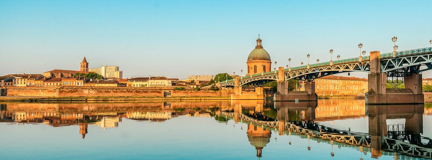 grand plan horizontale de la ville de Toulouse avec vue sur le pont saint pierre et la chapelle de La Grave sur un coucher de soleil
