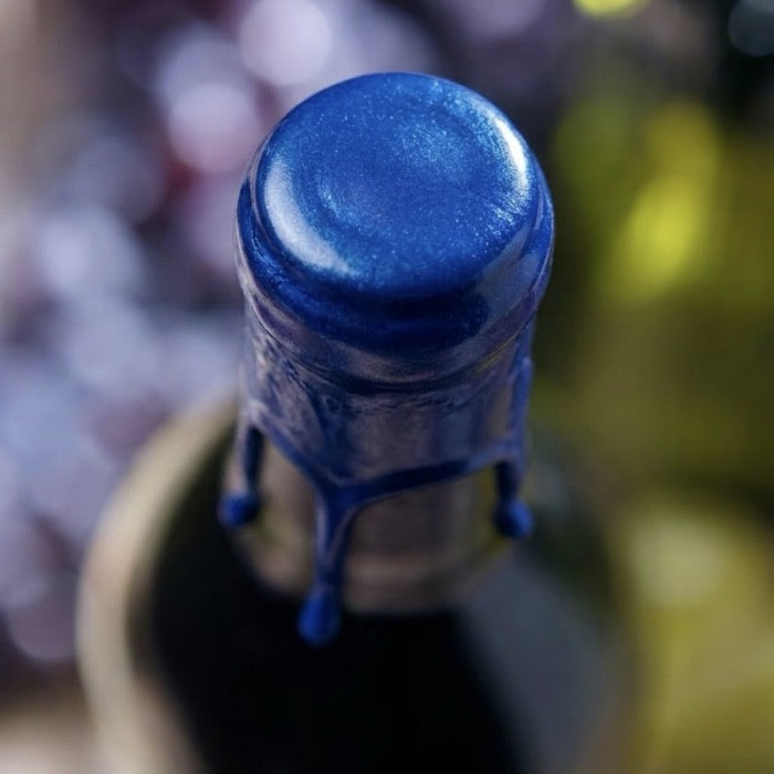 vue zoomer sur le dessus d'une bouteille avec de la cire bleu roi sur le goulot