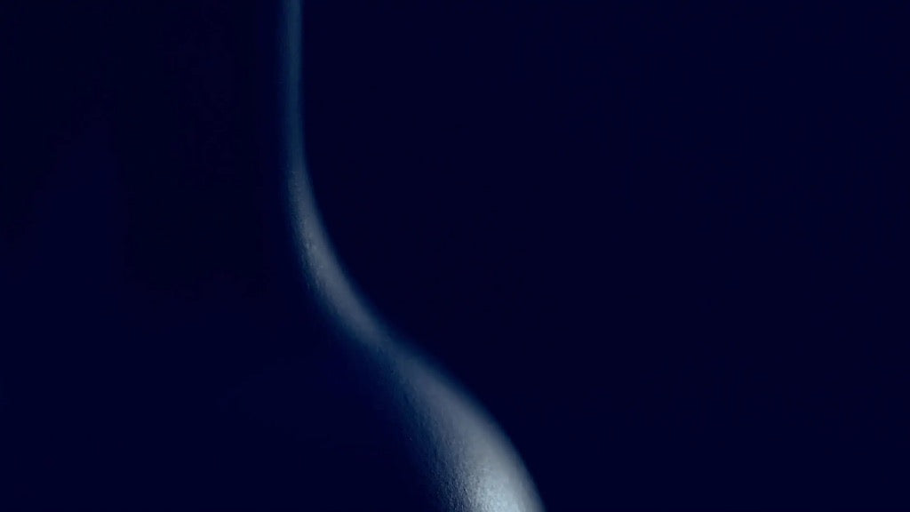 fond bleu très foncé avec une ombre courbée d'une bouteille d'un bleu plus claire