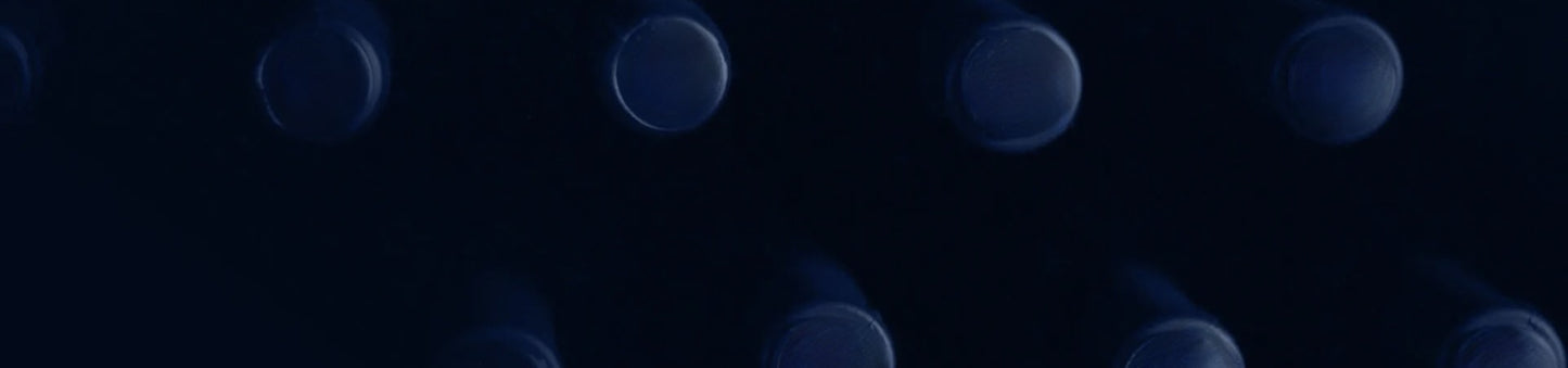 multiple bouteille aligné vec des capuchons bleu en long