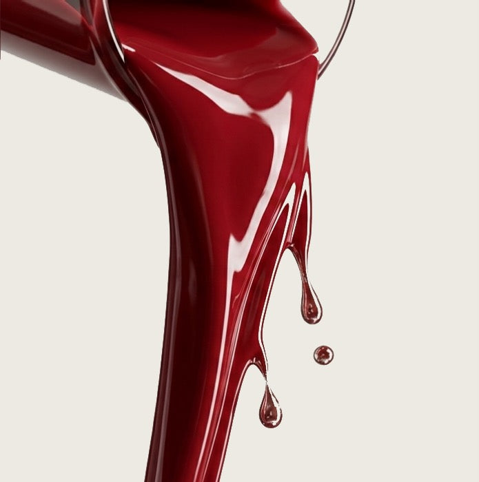 De la cire rouge dure brillante qui coule. 