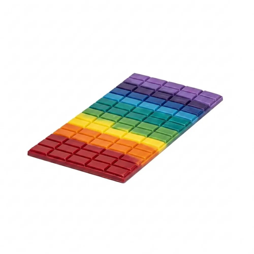 Une plaque de cire dure, donc luisante, multicolors