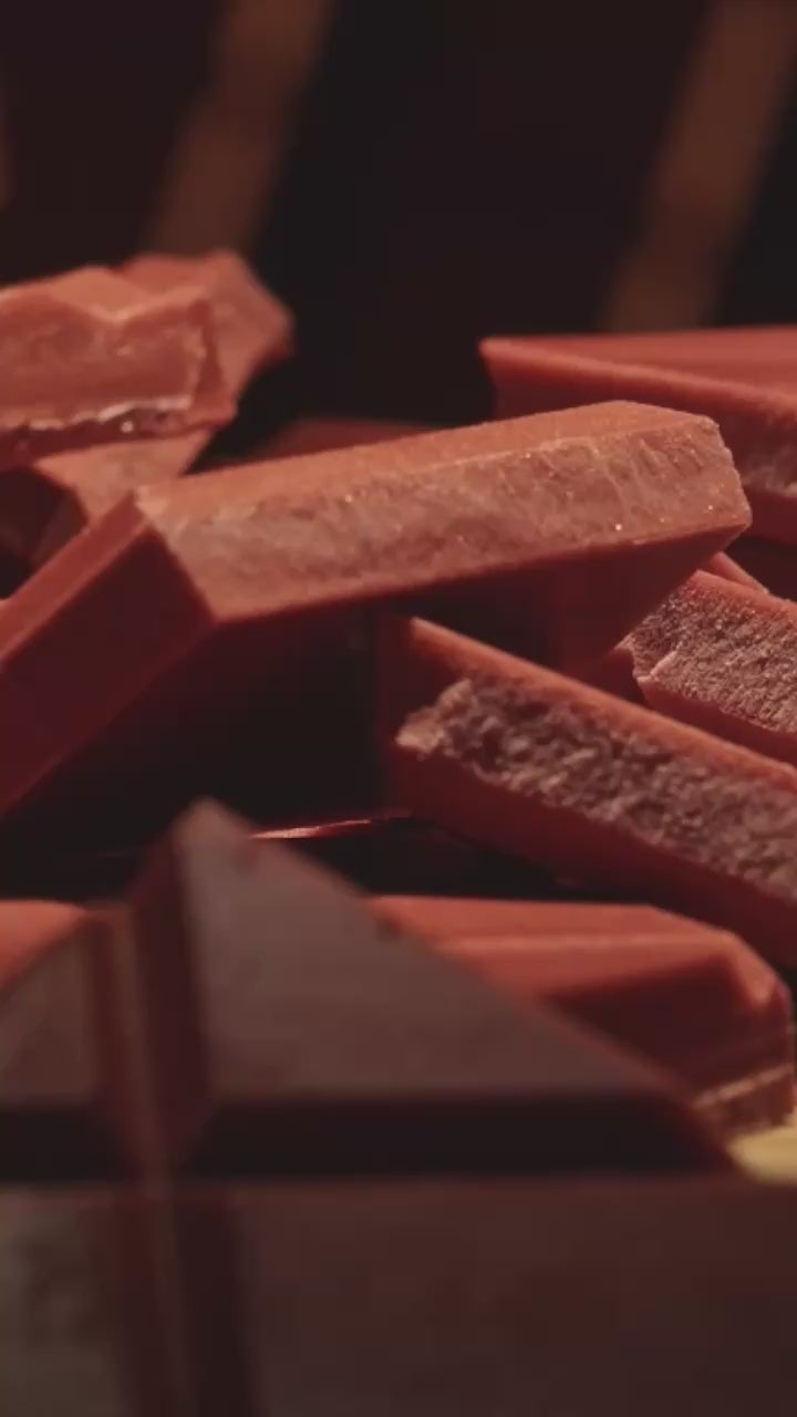 des carrées de cire couleur cuivre tombe dans une cuves de cire fondue et se fait mélanger avec. 