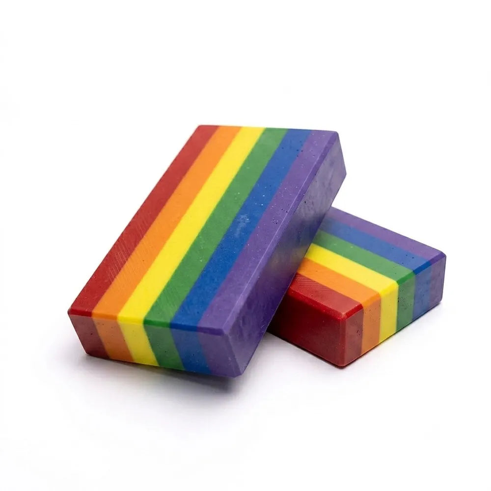 Deux pains de cire multicolors l'un sur l'autre