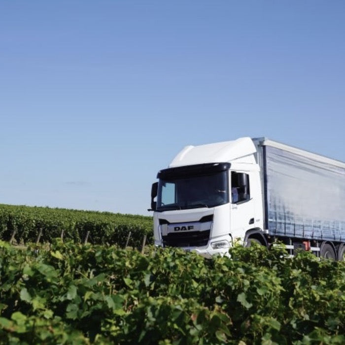 Camion de livraiosn dans des vignes. 
